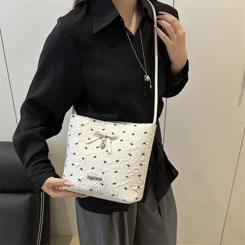 Borsa Sottobraccio Goffrata Moda Donna Con Fiocco Dolce Ciondolo a Cuore Borsa a Spalla in Pelle PU per Pendolari