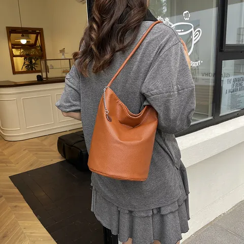 Women Minimalist PU Leather Bucket Bag Lychee Pattern Large Capacity Single Shoulder Bag With Metal Chain Commuter Handbag