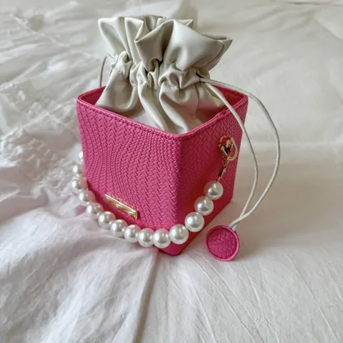 Woven Texture PU Leather Bucket Bag For Women Fashion Crossbody Bag With Artificial Pearl Handle Gold Chain Drawstring Square Handbag
