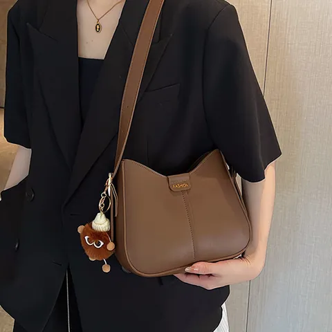 Borsa a Spalla in Pelle PU Minimalista Per Donna Con Ciondolo Mostro di Peluche Etichetta in Metallo Stile Coreano Tote