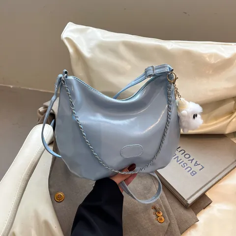 Borsa Hobo da Donna in Pelle PU Lucida Grande Capacità Borsa a Tracolla Minimalista Lucida Con Decorazione a Catena e Ciondolo di Peluche