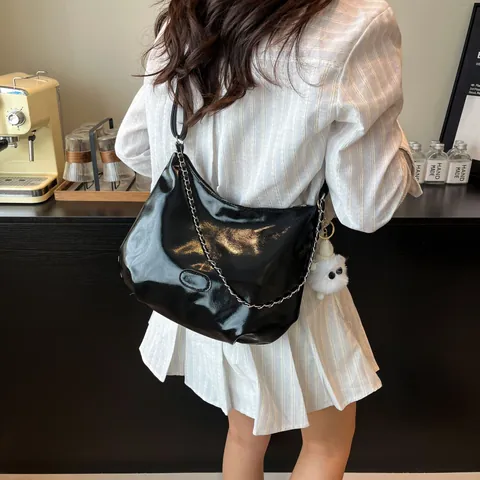 Borsa Hobo da Donna in Pelle PU Lucida Grande Capacità Borsa a Tracolla Minimalista Lucida Con Decorazione a Catena e Ciondolo di Peluche