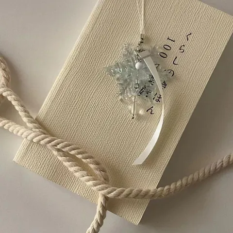 Ciondolo per Cellulare Fatto a Mano con Perline a Fiocco di Neve Cinturino in Resina Acrilica con Nastro di Satin Bianco