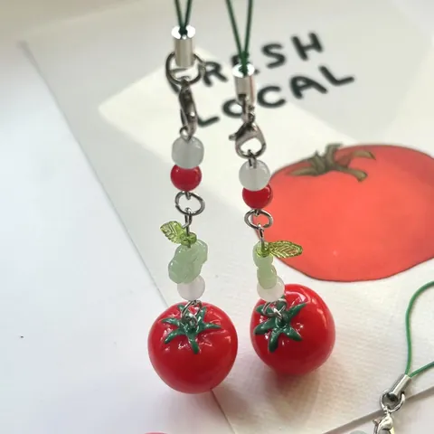 Creative Tomato Resin Beaded Phone Strap Handmade Fruit Pendant For Bag Decoration Aesthetic Women Accessories Green Cord Metal Clasp
