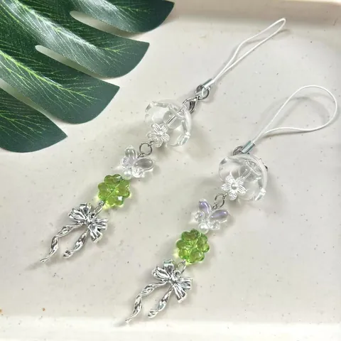 Charm per Telefono con Quadrifoglio Verde e Farfalla in Perline Lega di Acrilico con Fiocco per Donna Ragazza