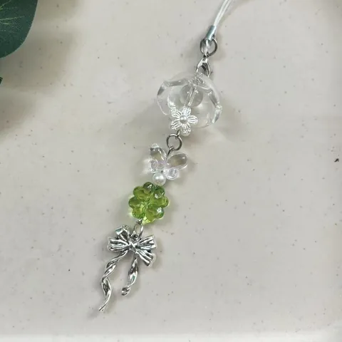 Charm per Telefono con Quadrifoglio Verde e Farfalla in Perline Lega di Acrilico con Fiocco per Donna Ragazza