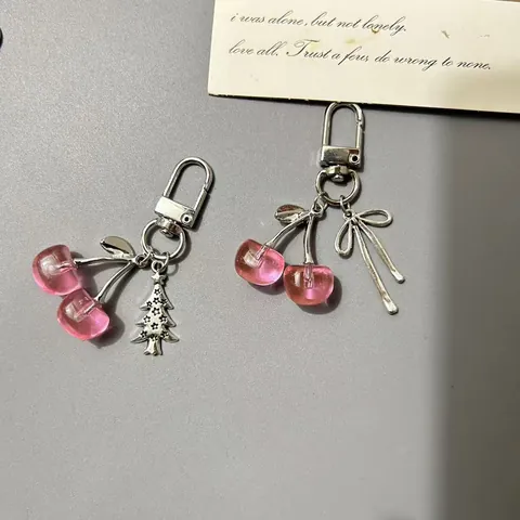 Vintage Simulation Kirsche Schlüsselanhänger Niedlich Harz Frucht Anhänger Legierung Schleife Weihnachtsbaum Dekor Damen Geschenk