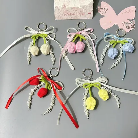 Llavero de Tulipan y Cereza Tejido a Mano Con Lazo de Satin y Perla Artificial de Imitacion Para Mujer Charm de Bolso Joyeria Floral