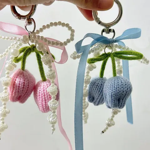 Llavero de Tulipan y Cereza Tejido a Mano Con Lazo de Satin y Perla Artificial de Imitacion Para Mujer Charm de Bolso Joyeria Floral