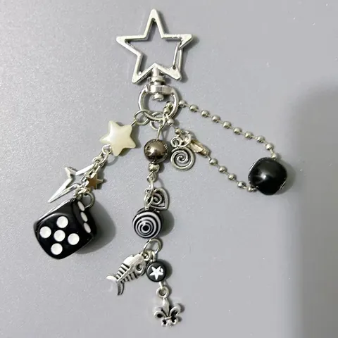 Porte-clés en Alliage Style Punk Y2K Pendentif Cœur Étoile Arête De Poisson Dés Boule 8 Charme De Sac Bijoux Pour Femmes Hommes