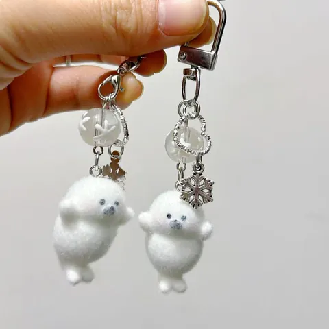 Portachiavi a Forma di Piccola Foca in Peluche Bianca Con Chiusura a Cuore e Fiocco di Neve Ciondolo per Borsa Donna
