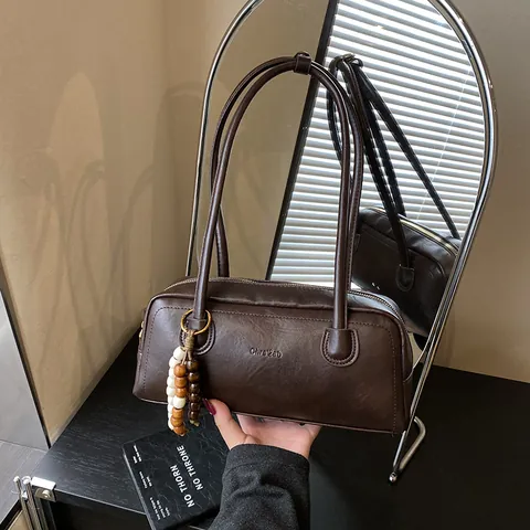 Bolso de Axila de Cuero PU Vintage de Color Sólido Para Mujer Bolso de Hombro Minimalista Con Colgante de Cuentas