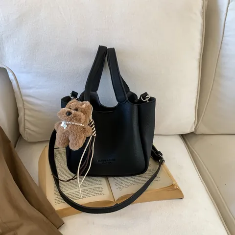 Damen Minimalistische PU Leder Eimertasche Koreanischen Stil Trendy Litschi Muster Umhängetasche Mit Süßem Plüsch Anhänger