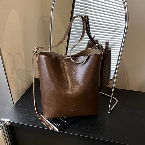 Ensemble de Sac Seau en Cuir PU Vintage pour Femmes Sac Cabas à Épaule Grande Capacité Avec Petite Pochette Brillante