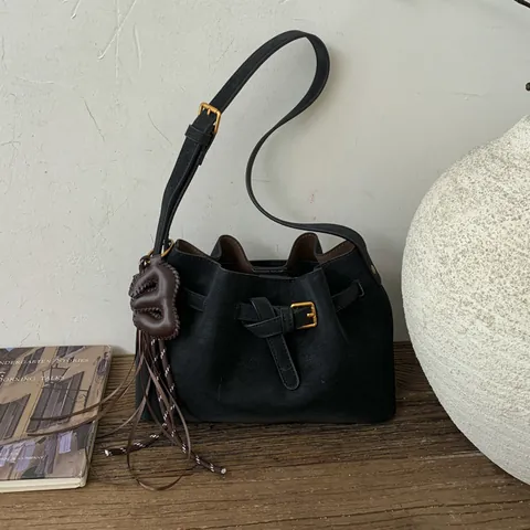 Dames Retro PU Suéde Emmer Tas Mode Trekkoord Kwastje Schoudertas Minimalistisch Grote Capaciteit Handtas Winter Dagelijks