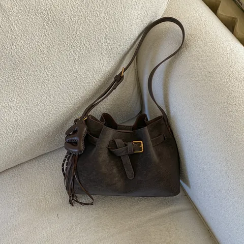 Damen Retro PU Wildleder Eimertasche Mode Kordelzug Quaste Umhängetasche Minimalistisch Große Kapazität Handtasche Winter Täglich