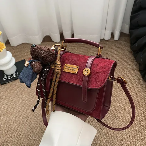Sac à Dos Femme en Cuir PU Splicing Vintage Petit Sac Bandoulière Avec Pendentif Ours Style Preppy Sac à Épaule Quotidien 2025