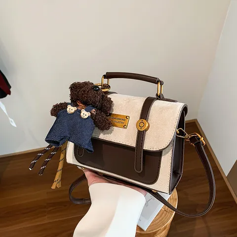 Sac à Dos Femme en Cuir PU Splicing Vintage Petit Sac Bandoulière Avec Pendentif Ours Style Preppy Sac à Épaule Quotidien 2025