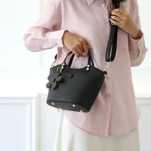 Sac Seau pour Femmes en Cuir PU Motif Litchi Sac à Bandoulière Minimaliste Avec Pendentif Fleur Style Coréen Sac à Main
