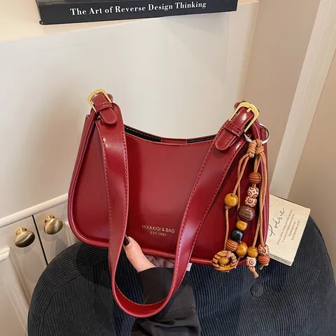 Borsa a Spalla Mezzaluna in Pelle PU Vintage per Donna Urbana Minimalista Borsa da Sottobraccio a Tracolla Con Ciondolo in Legno Borsa Tote Retro