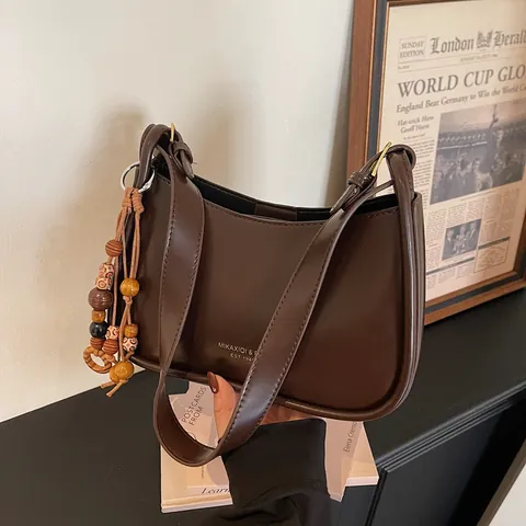 Borsa a Spalla Mezzaluna in Pelle PU Vintage per Donna Urbana Minimalista Borsa da Sottobraccio a Tracolla Con Ciondolo in Legno Borsa Tote Retro