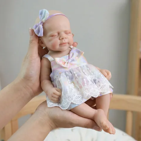 Bambola Reborn Realistica in Silicone Pieno Neonata Che Dorme in Vestito di Pizzo Floreale Viola Bambola di Simulazione Lavabile Regalo Bambini