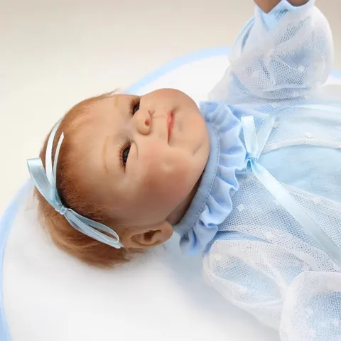 Realistico Bambola Reborn Neonato in Morbido Silicone Giocattolo con Vestito di Pizzo Azzurro e Fascia a Fiocco