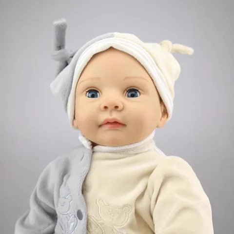 Poupée Reborn Réaliste de 55cm Avec Yeux Mobiles Gris Beige Ours Barboteuse en Polaire Fait Main Silicone Jouet Bébé