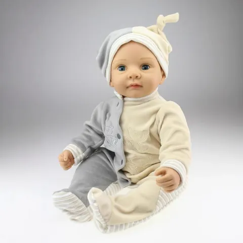 Poupée Reborn Réaliste de 55cm Avec Yeux Mobiles Gris Beige Ours Barboteuse en Polaire Fait Main Silicone Jouet Bébé