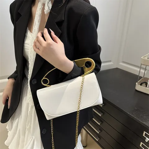 Damen Minimalistische PU Leder Kleine Quadratische Tasche Mit Großer Goldener Sicherheitsnadel Griff Kette Schultertasche Täglich