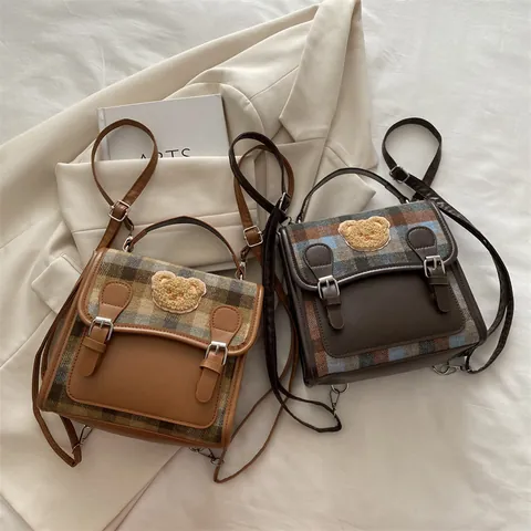Sac à Dos Femme Vintage à Carreaux Petit Cuir PU Tissu Patchwork Ours Sac à Bandoulière Mode Style Preppy Voyage
