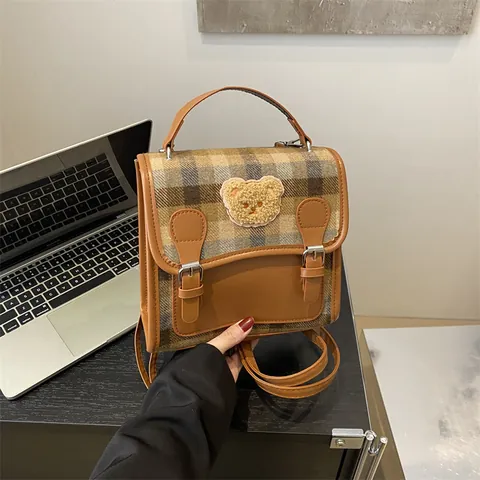 Sac à Dos Femme Vintage à Carreaux Petit Cuir PU Tissu Patchwork Ours Sac à Bandoulière Mode Style Preppy Voyage