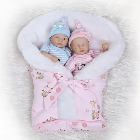 Bambola Reborn Realistica Con Coperta Fasciante Pagliaccetto a Righe Ricamo Ape Corpo in Silicone e Tessuto Mini Giocattolo Regalo