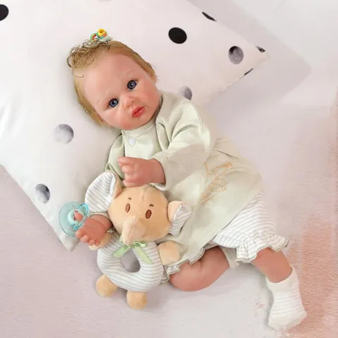 Poupée Reborn Réaliste Faite à la Main Membres en Silicone Corps en Tissu Avec Cheveux Enracinés Dorés Yeux Bleus Tenue Peluche Éléphant