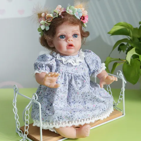Bambola Reborn Realistica in Silicone Corpo Morbido Stile Elfo Bambina Vestito di Pizzo Floreale Lavanda Cerchietto di Fiori