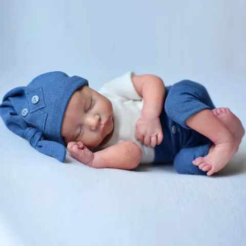 Bambola Reborn Realistica Neonato Che Dorme Dimensioni Neonato Silicone Corpo Morbido Bambola d'Arte Fatta a Mano Con Cappello Blu T-Shirt Pantaloni Set