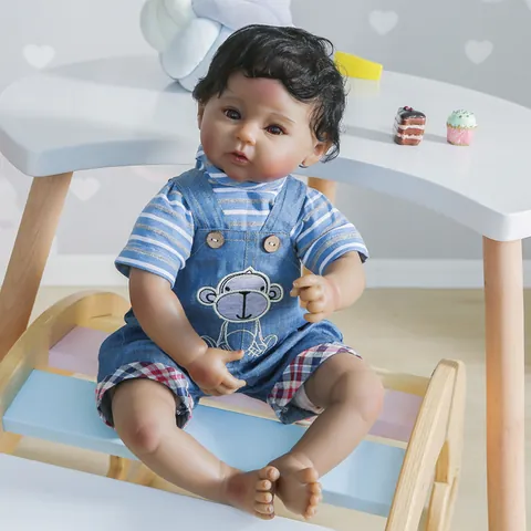 Realistische Reborn Babypuppe Afrikanischer Stil Weicher Baumwollkörper Silikon Gliedmaßen Jungen Puppe Affe Latzhose Schnuller