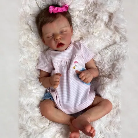 Realistische Reborn Baby Puppe Neugeborene Simulation Spielzeug Realistische Hauttextur Handgewurzeltes Haar Mit Gestreiftem Oberteil Und Gerafften Shorts Schleifen Stirnband