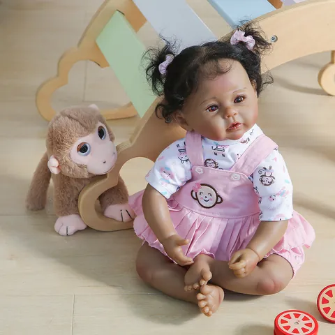 Poupée Bébé Reborn Réaliste Teint Foncé Corps en Tissu Cheveux Enracinés à la Main Avec Tenue de Singe Peluche Accessoire Allaitement Cadeau