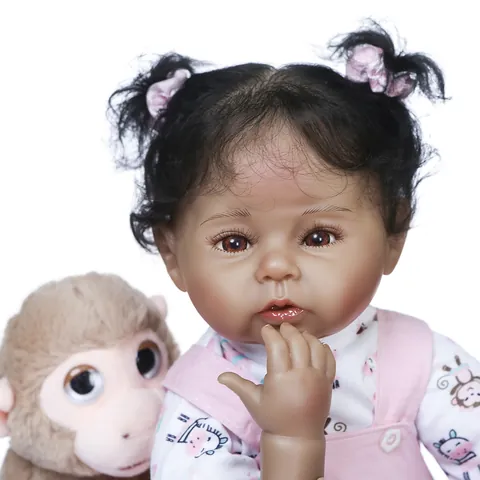 Poupée Bébé Reborn Réaliste Teint Foncé Corps en Tissu Cheveux Enracinés à la Main Avec Tenue de Singe Peluche Accessoire Allaitement Cadeau