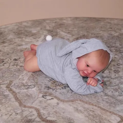 Bambola Reborn in Silicone Realistica Capelli Dipinti a Mano Corpo in Stoffa Con Vestito a Cappuccio Con Orecchie di Coniglio