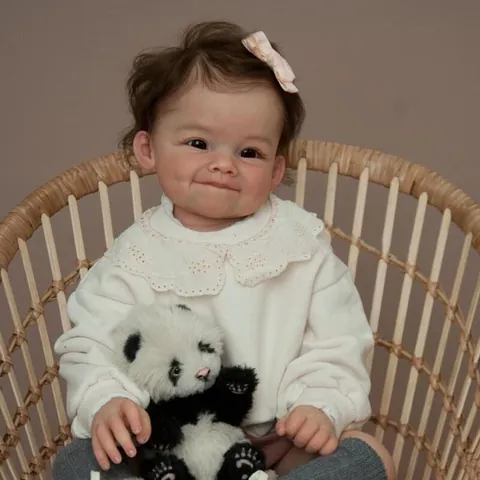 Realistische Reborn Baby Pop Handbeschilderd Vinyl Stoffen Lichaam Glimlach Pop Met Bloemen Kant Kleding Panda Knuffel Voor Kinderen Verjaardagscadeau