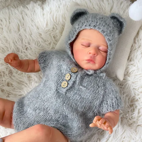 Muñeca Bebé Reborn Realista Pintada a Mano Recién Nacido Durmiendo Juguete Con Pelele de Punto Gris Gorro de Oso