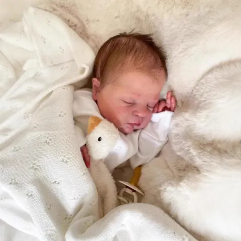Bambola Reborn Realistica Dipinta a Mano Neonato che Dorme con Vestito Bianco Coperta in Maglia Giocattolo di Peluche Regalo Bambini