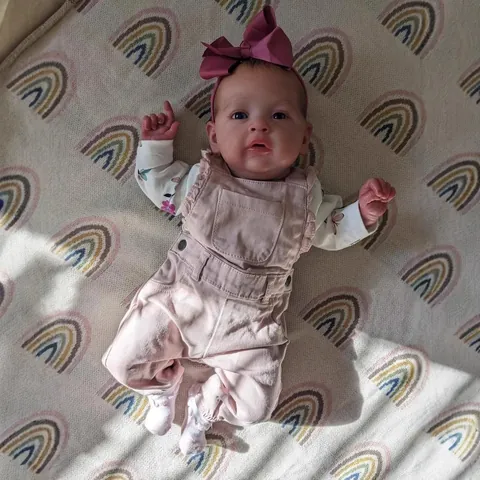 Realistische Reborn Baby Puppe Weiche Silikon Gliedmaßen Stoffkörper Simulation Neugeborene Spielzeug Handbemaltes Haar Geschenk