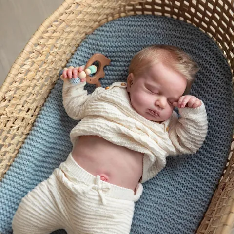 Realistische Reborn Baby Puppe Lebensechte Simulation Neugeborenes Schlafende Puppe Vollsilikon Körper Waschbare Puppe Geschenk