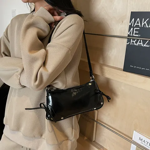 Sac sous le Bras pour Femme en Cuir PU Avec Nœud et Rivets Sac à Bandoulière Brillant Élégant pour le Trajet Quotidien Style Urbain