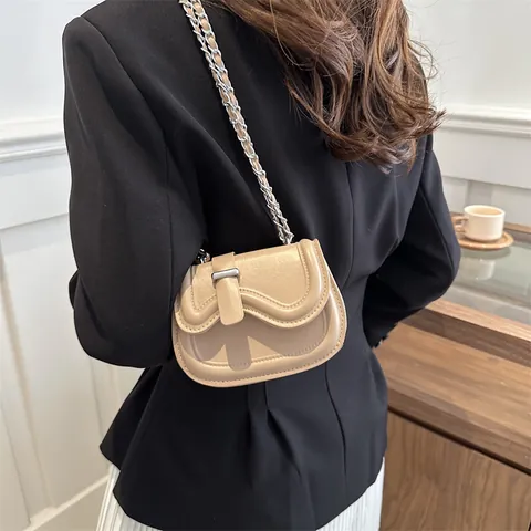 Women Minimalist PU Leather Saddle Bag Fashion Wave Flap Crossbody Bag With Silver Metal Chain Strap Chic Daily Shoulder Bag