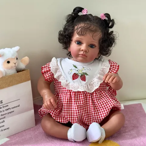 Muñeca Reborn Realista Cabeza y Extremidades de Silicona Blanda Cuerpo de Tela Pelo Rizado Ojos Azules Vestido Gingham Babero Fresa Juguete