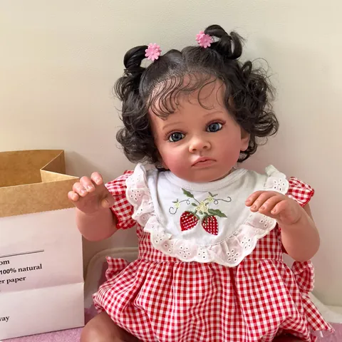 Muñeca Reborn Realista Cabeza y Extremidades de Silicona Blanda Cuerpo de Tela Pelo Rizado Ojos Azules Vestido Gingham Babero Fresa Juguete